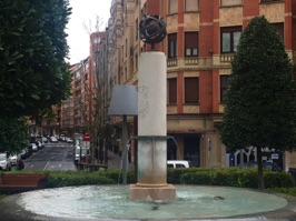 Before entering the building we noticed this central fountain square nearby in Plaza Arriquibar.