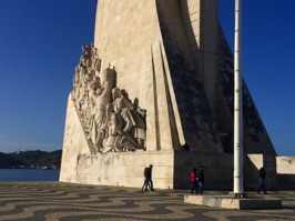 33 figures are on the monument including monarchs, explorers, cartographers, artists, scientists and missionaries from the Age of Discovery.