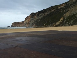 It's a beautiful beach with multicolored cliffs nearby—it must be a beautiful spot in the summer.