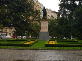 Statue between the Prado Museum and the Botanical Garden of Bartolomé Esteban Murillo, a Spanish painter.